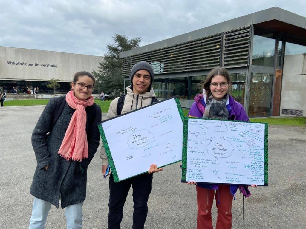3 étudiants qui présentent la question posée sur le campus à Rennes : Dieu, une invention humaine ?
